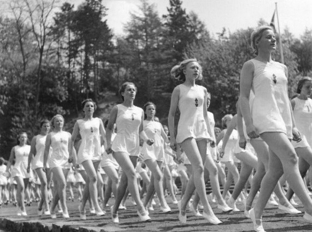 Школа подготовки жен в фашистской Германии 1937 год Школа подготовки жен в фашистской Германии 1937 год