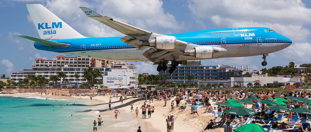 Экстремальное фотографирование самолетов на берегу Карибского моря