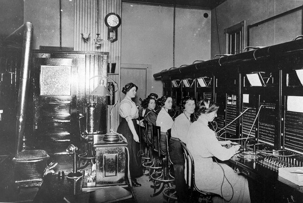 Телефонная станция начала XX века Телефонная станция начала XX века