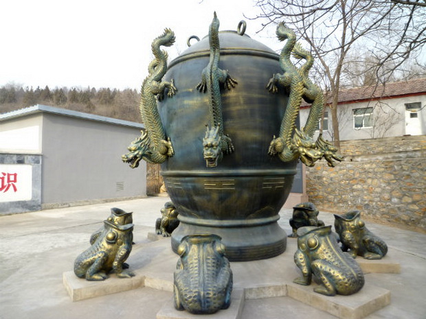 Китайский бронзовый сейсмограф Китайский бронзовый сейсмограф