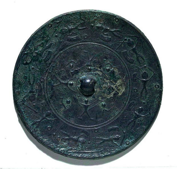 Японское бронзовое зеркало, украшенное сценами охоты