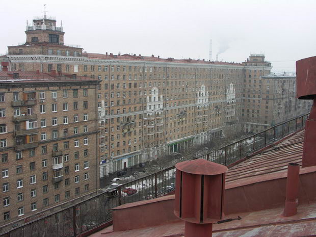 Высокое здание из кирпича Высокое здание из кирпича